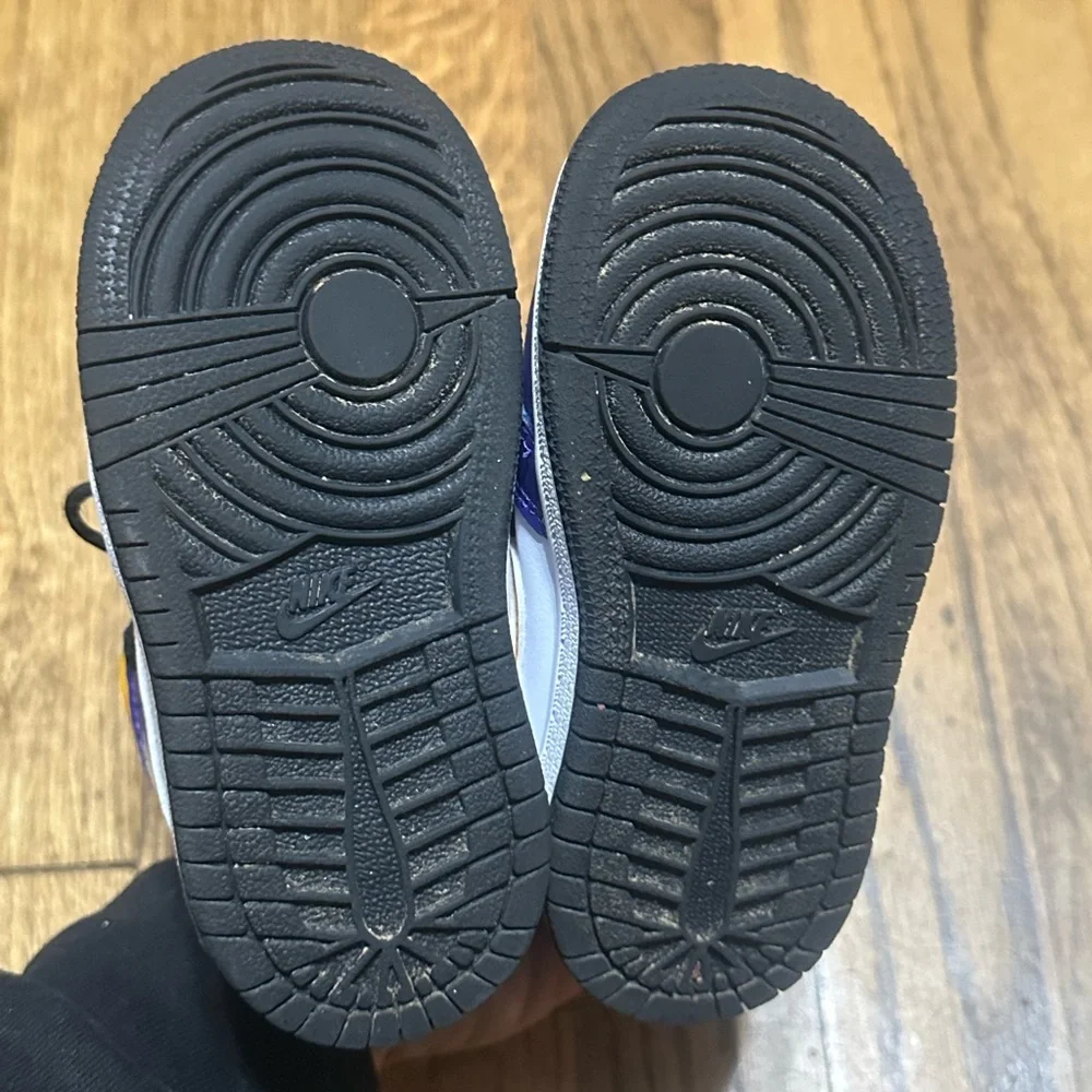 Nike Air Jordan 1 Mid Lakers Sneakers - Picture 6 of 10